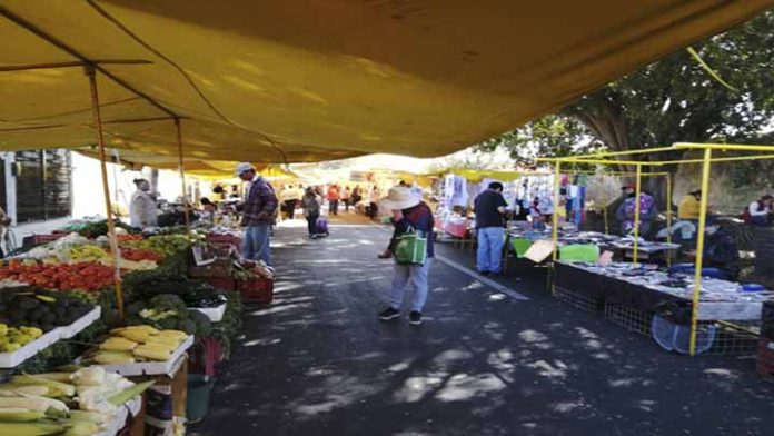 Comerciantes en contra de la suspensión de los tianguis los domingos