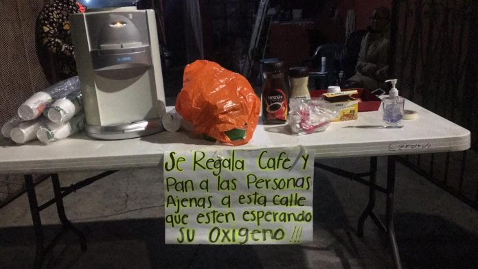 Vecinos de INFRA dan comida gratis a personas que se forman horas por oxígeno