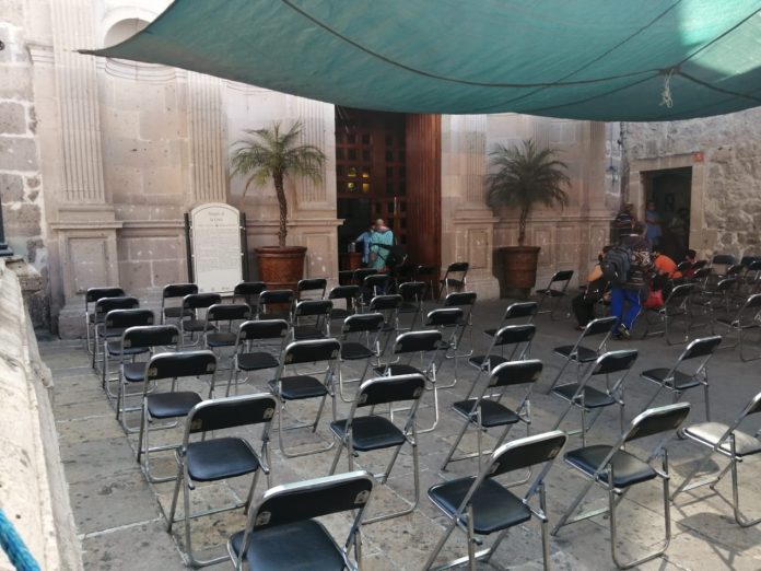 Para evitar aglomeraciones, algunas iglesias colocan sillas al exterior durante las misas