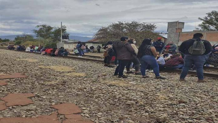 Por segundo día consecutivo, normalistas bloquean vías férreas en Tiripetío, dos trenes detenidos la afectación