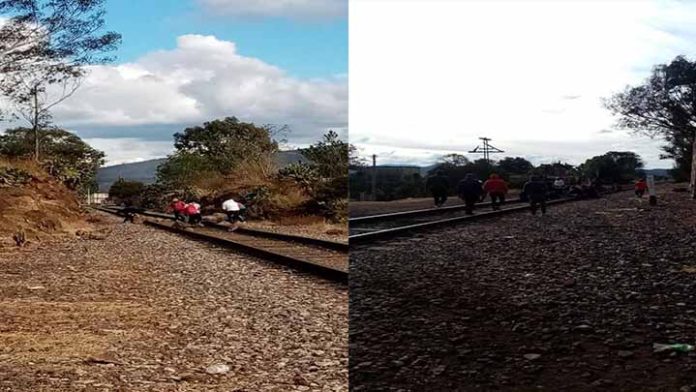 Normalistas bloquean nuevamente las vías del tren en Tiripetío