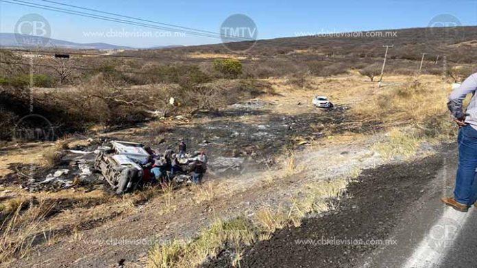 Trailer colisiona con dos autos en Ecuandureo; hay cuatro heridos