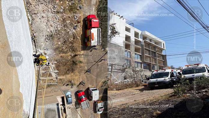 Dos albañiles a punto de caer de edificio tras colapsar andamio