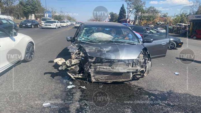 Mujer desbarata su auto en el cruce de Madero y Cointzio