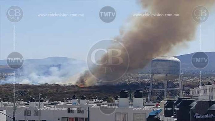 No es Villas del Pedregal; ahora se les prende el pasto en La Hacienda