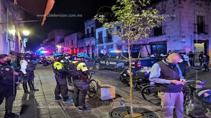 Se arma la campal; policías y comerciantes en el centro de Morelia