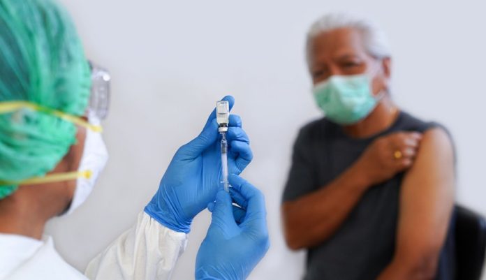 Vacunas podrían no ser efectivas ante nuevas variantes, advierte OMS