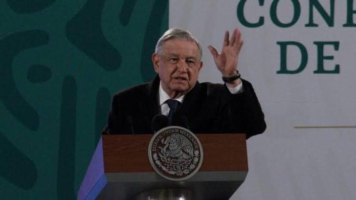 AMLO asegura que las feministas tenían planeada quemar la puerta de Palacio Nacional.