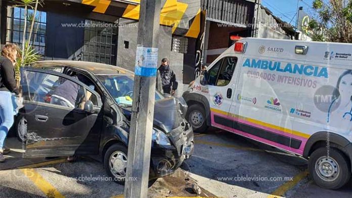 Mujer destruye su vehículo contra un poste en Madero Oriente