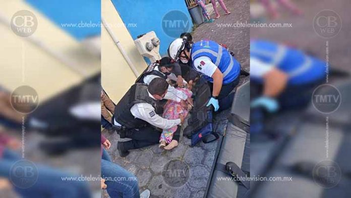 Niña se cae del segundo piso de su casa en Morelia