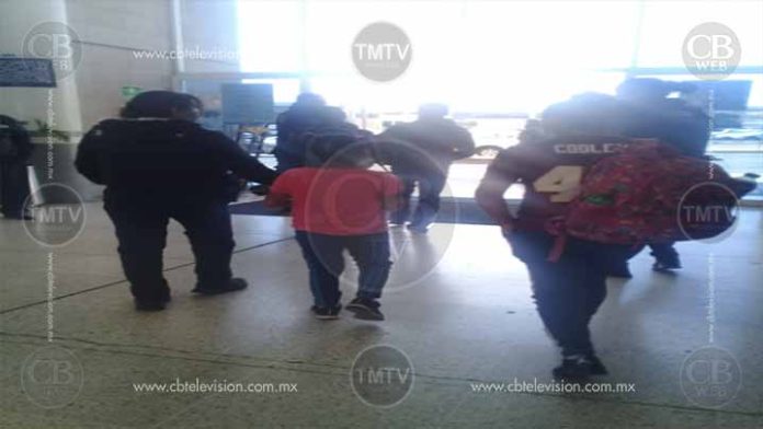 Dos adultos viajaban a Chiapas con 5 niños, policía de Morelia los detiene