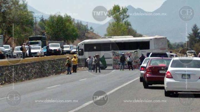 Comuneros bloquean carretera Morelia-Pátzcuaro a la altura de Lagunillas