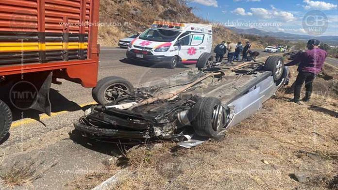 Desbarata su vehículo en la carretera Morelia-Pátzcuaro