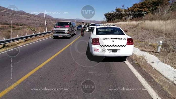 Muere conductor de camioneta sobre la carretera Maravatío-Acámbaro
