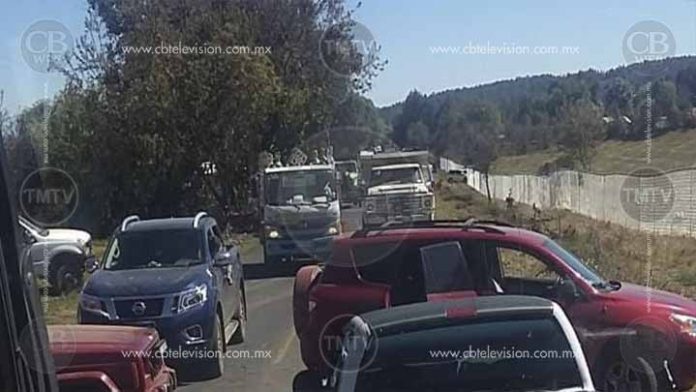 600 comuneros enfurecidos impiden paso en carretera Villa Madero - Carácuaro