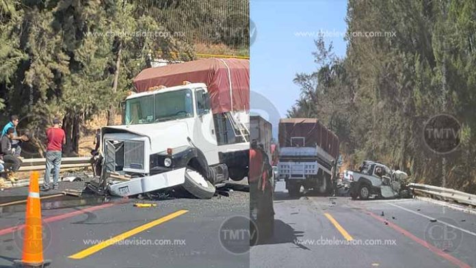 Chofer de camioneta queda herido al estrellarse contra torton, en la Siglo XXI