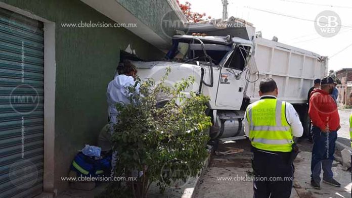 Camión volteo desbarata dos viviendas en Uruétaro