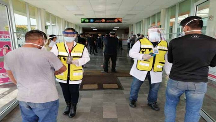 ¡Que los regresan! Pretendían viajar al extranjero y les detectan covid en el aeropuerto de Morelia