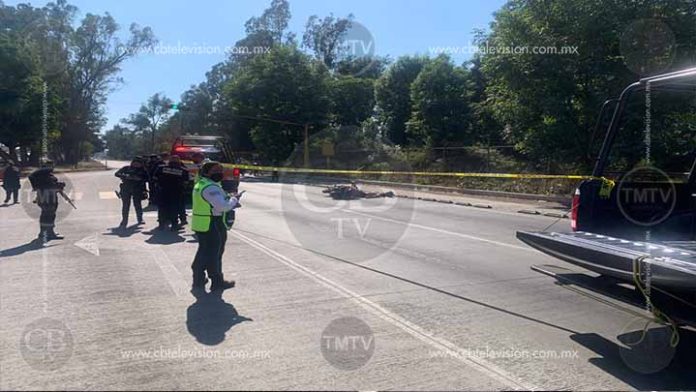 Matan a motociclista cuando esperaba el cambio de luz de semáforo en Uruapan
