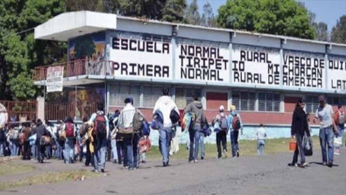 Estudiantes no nacidos en Michoacán no podrán sacar ficha para normales en el estado: denuncian normalistas