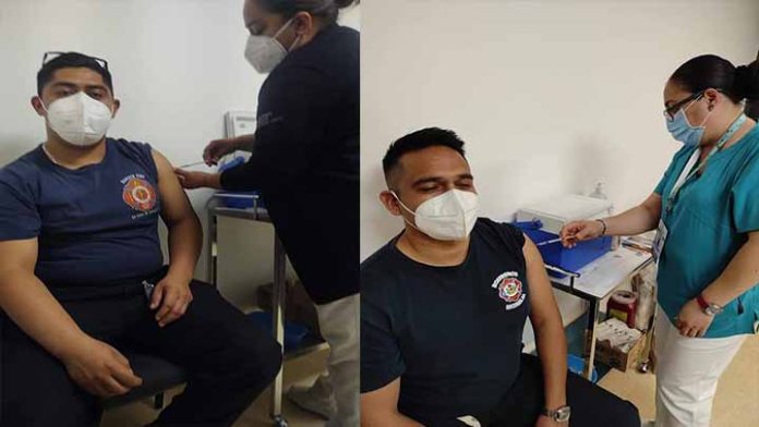 Vacunan a bomberos y paramédicos contra Covid-19 en Morelia
