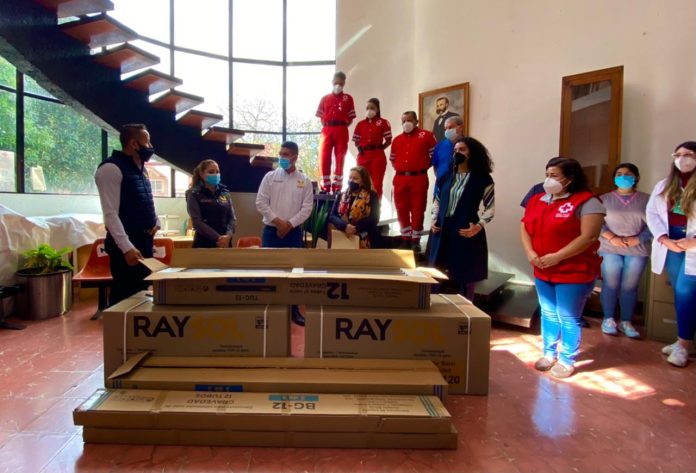 Miguel Paredes entrega calentadores solares a la Cruz Roja Delegación Uruapan