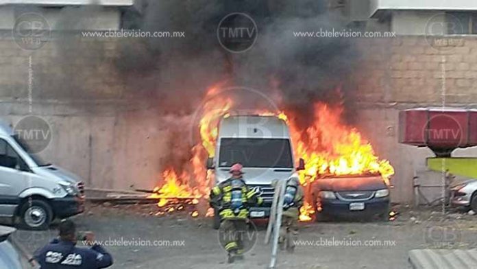 Se queman dos autos en la Chapultepec Oriente