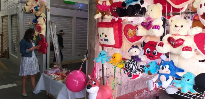 ¡Se nota la ausencia del amor! Poca venta de artículos alusivos al 14 de febrero