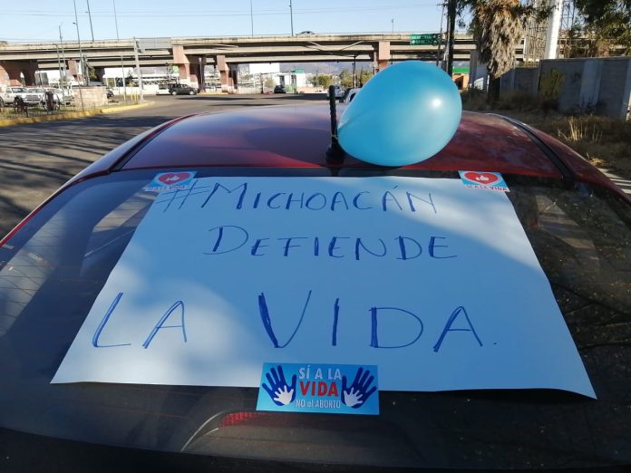 ¡Claxonazo por la vida! Realizan caravana en contra del aborto en México
