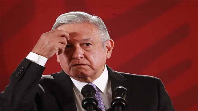 Pasajeros del mismo vuelo que AMLO le gritan que es un mal presidente