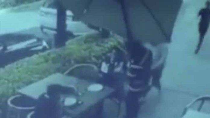 Lo querían asaltar y se defiende disparando a las delincuentes