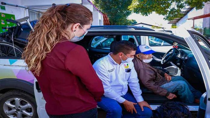 Miguel Paredes y DIF Municipal dan total apoyo a adulto mayor en desamparo