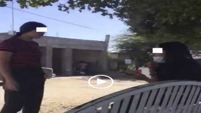Captan brutal golpiza que le propina una adolescente a otra que se encontraba sentada