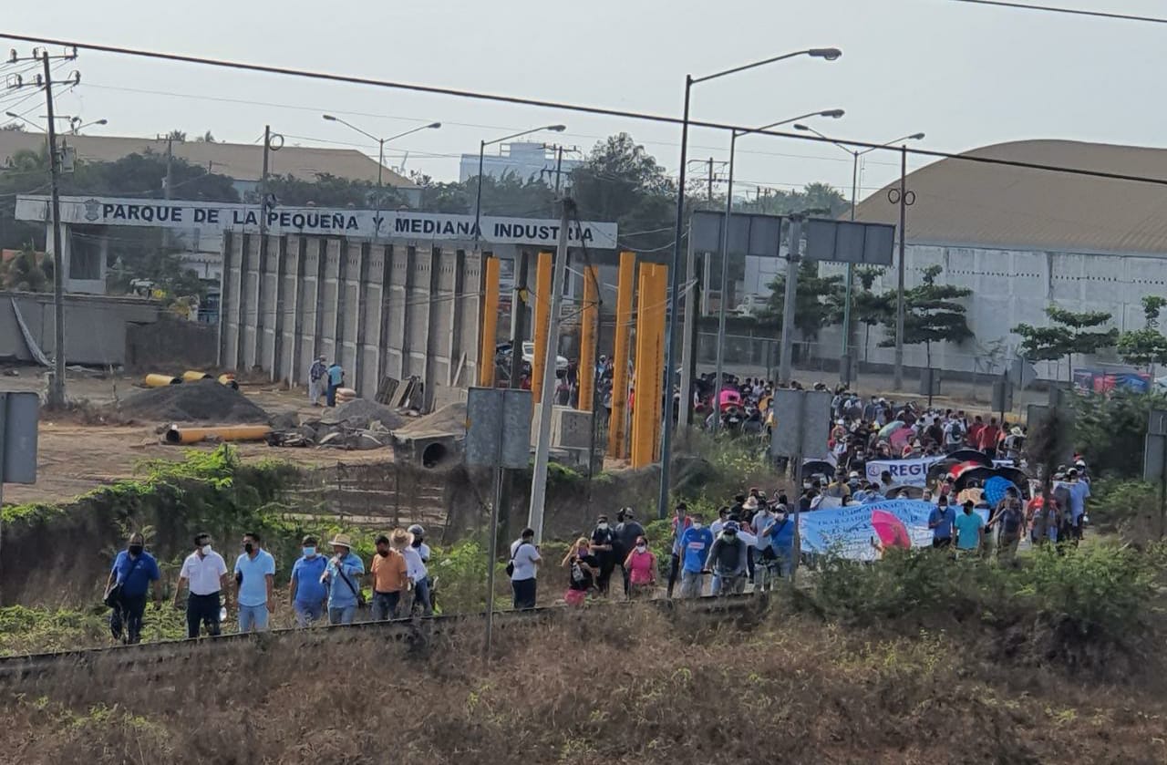 CNTE desquicia en Lázaro Cárdenas; exigen plazas para normalistas