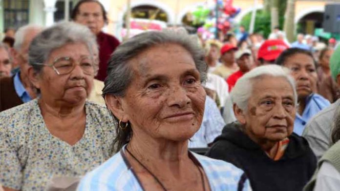 Insuficientes vacunas contra Covid-19 para adultos mayores en Michoacán