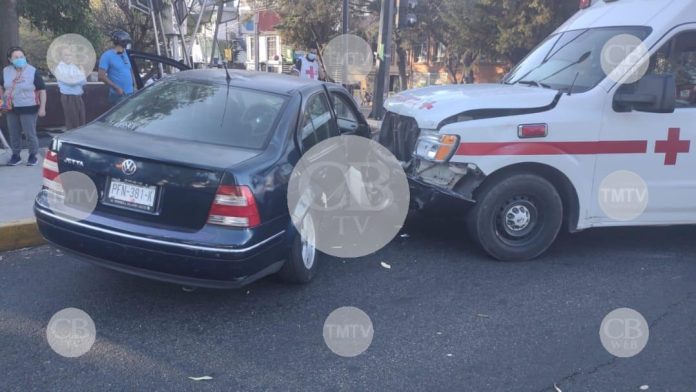 Choca ambulancia de la Cruz Roja en Morelia