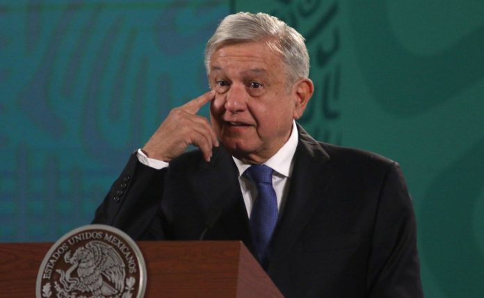 AMLO crítica Walmart y sus acciones caen
