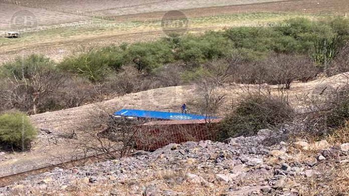 Trailer cae a barranco y termina en las vías férreas de Arteaga