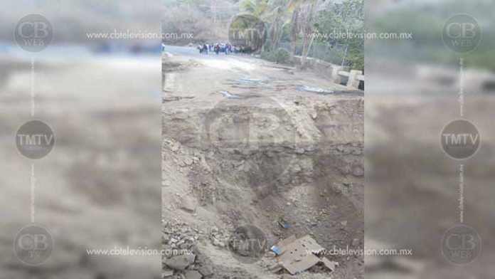 Sicarios destruyen carretera Apatzingán-Aguililla