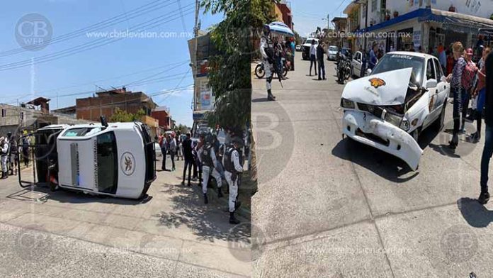 Vuelca patrulla de la GN tras chocar con un taxi en Uruapan
