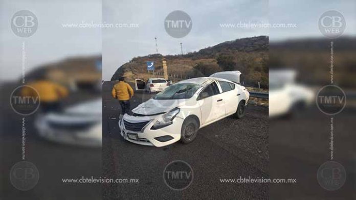 Vuelca su auto en la de Occidente y vive de milagro