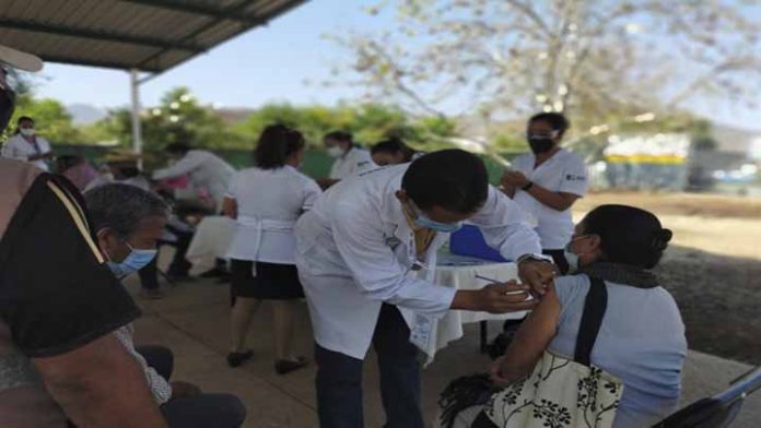 Aguililla y Churumuco arrancan vacunación contra Covid-19 en adultos mayores