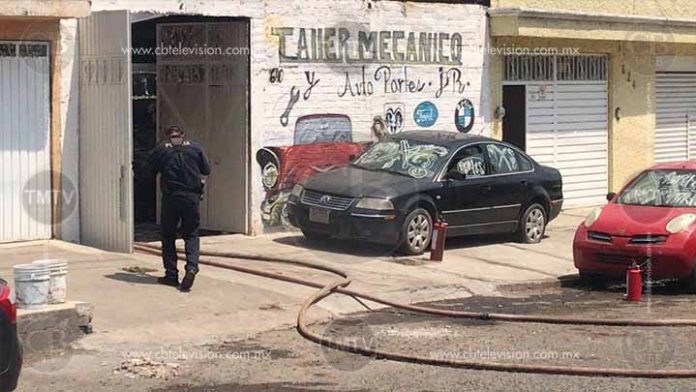 Incendio consume 10 vehículos en taller mecánico de Morelia