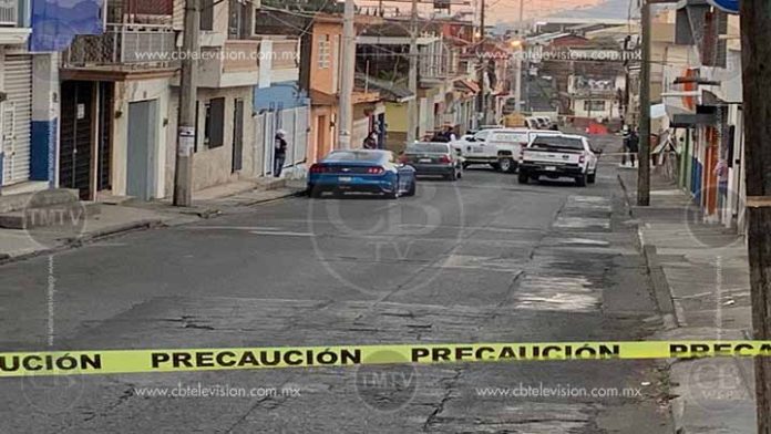 Matan a chofer de un automóvil a unos pasos del IMSS de Uruapan