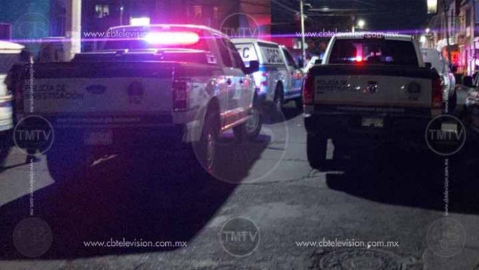 Pareja cae de azotea de dos pisos, la fémina sobrevive