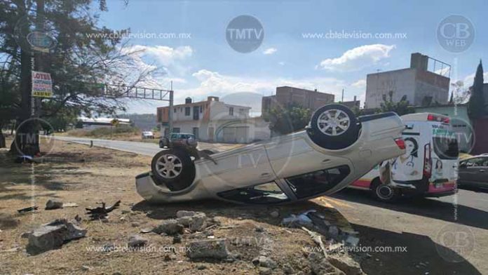 Dos heridos deja volcadura de Jetta en la Morelia-Pátzcuaro