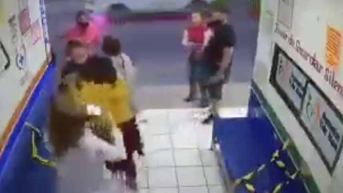 Familia golpea a doctora por pedirles que usen el cubrebocas