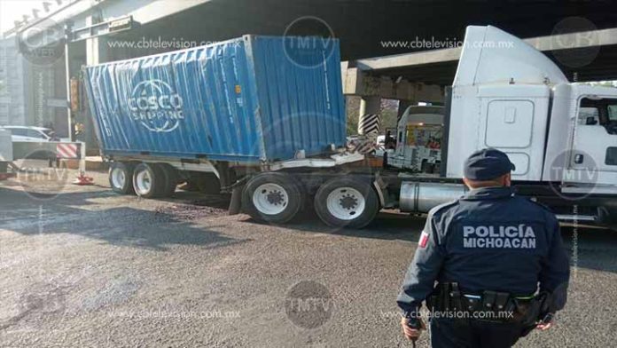 Retiran un tráiler volcado al norte de Morelia