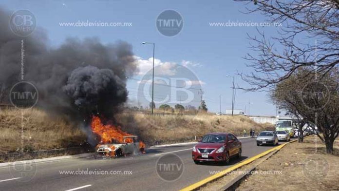 Mini Cooper termina en cenizas en la salida a Salamanca