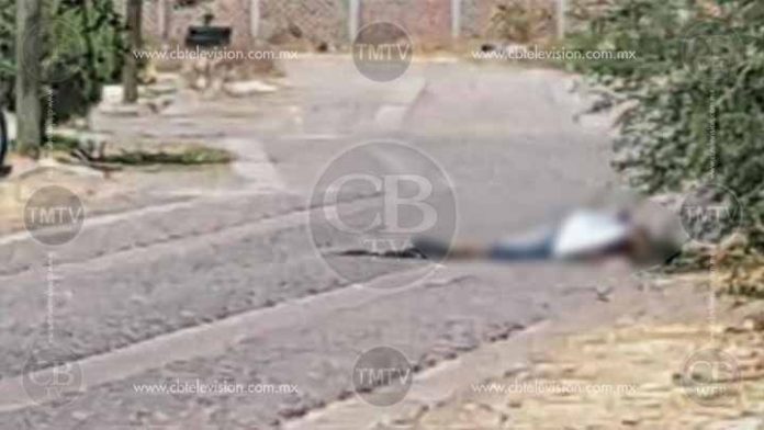 Lo matan y le encajan desarmador en el pecho con narcomensaje